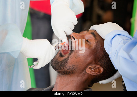 ein Zahnarzt meldet sich freiwillig seine Zeit und Talent, um Entlastung zu Haitianer leben in Armut zu geben; Grand Saline, haiti Stockfoto