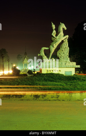 Statue des Prinzen auf fliegende Pferd, Dambang Krognuing in der Kolonialstadt Battambang, Kambodscha besiegt. Stockfoto