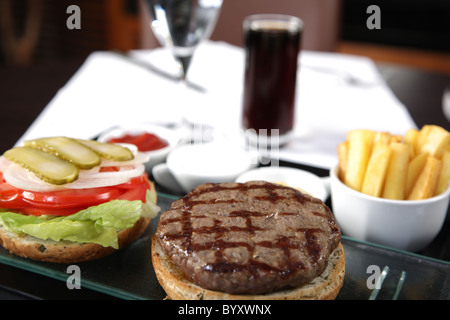 Burger mit Pommes frites Saucen und Cola zu öffnen Stockfoto