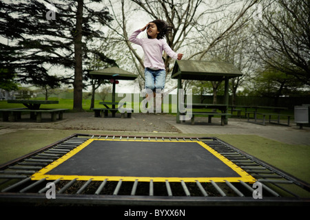 Mädchen hüpfen auf dem Trampolin im öffentlichen Park, Neuseeland. Stockfoto