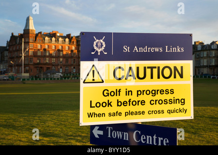 Golf in Progress Vorsicht Schild am alten Kurs St Andrews Fife Stockfoto