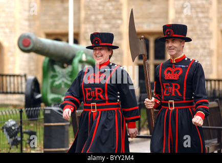 Die erste weibliche Beefeater Yeoman Warder Moira Cameron beginnt ihr ersten Tag des Zolls in Uniform an der Tower of London Stockfoto