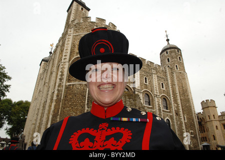 Die erste weibliche Beefeater Yeoman Warder Moira Cameron beginnt ihr ersten Tag des Zolls in Uniform an der Tower of London Stockfoto