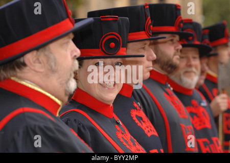 Die erste weibliche Beefeater Yeoman Warder Moira Cameron beginnt ihr ersten Tag des Zolls in Uniform an der Tower of London Stockfoto