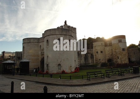 Die erste weibliche Beefeater Yeoman Warder Moira Cameron beginnt ihr ersten Tag des Zolls in Uniform an der Tower of London Stockfoto