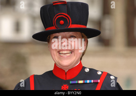 Die erste weibliche Beefeater Yeoman Warder Moira Cameron beginnt ihr ersten Tag des Zolls in Uniform an der Tower of London Stockfoto