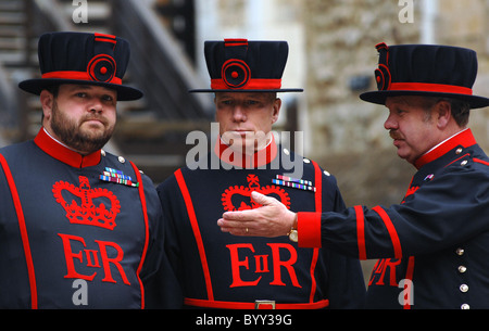 Die erste weibliche Beefeater Yeoman Warder Moira Cameron, beginnt ihr ersten Tag des Zolls in Uniform an der Tower of London Stockfoto