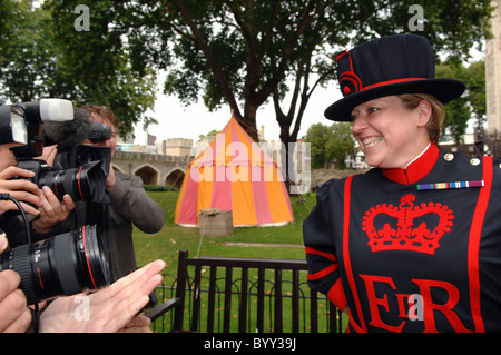 Die erste weibliche Beefeater Yeoman Warder Moira Cameron, beginnt ihr ersten Tag des Zolls in Uniform an der Tower of London Stockfoto