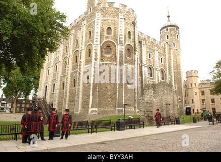 Die erste weibliche Beefeater Yeoman Warder Moira Cameron, beginnt ihr ersten Tag des Zolls in Uniform an der Tower of London Stockfoto