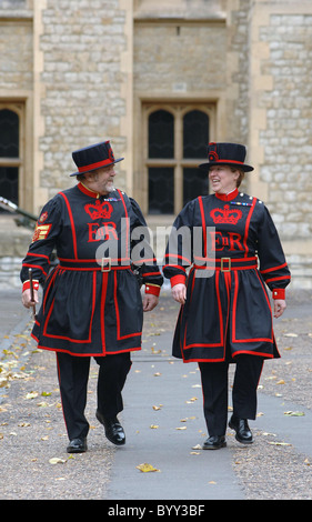 Die erste weibliche Beefeater Yeoman Warder Moira Cameron, beginnt ihr ersten Tag des Zolls in Uniform an der Tower of London Stockfoto