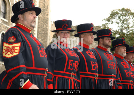 Die erste weibliche Beefeater Yeoman Warder Moira Cameron, beginnt ihr ersten Tag des Zolls in Uniform an der Tower of London Stockfoto