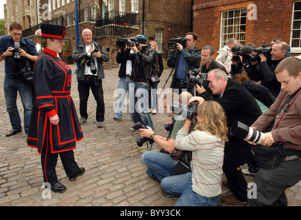 Die erste weibliche Beefeater Yeoman Warder Moira Cameron, beginnt ihr ersten Tag des Zolls in Uniform an der Tower of London Stockfoto