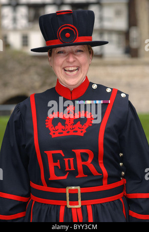 Die erste weibliche Beefeater Yeoman Warder Moira Cameron, beginnt ihr ersten Tag des Zolls in Uniform an der Tower of London Stockfoto