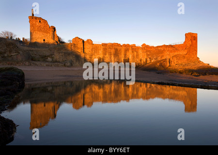 St Andrews Castle spiegelt sich im Teich Baden bei Sonnenaufgang Fife Stockfoto