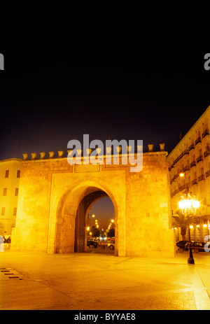 Bab Bhar (Französisch Gate) nahe dem Eingang zum UNESCO-Weltkulturerbe Medina in der Morgendämmerung - Tunis, Tunesien. Stockfoto