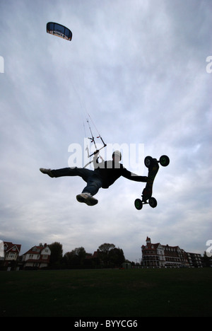 Extremsport-Kiteboarding auf Frinton grün. Stockfoto