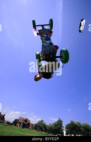 Extremsport-Kiteboarding auf Frinton grün. Stockfoto