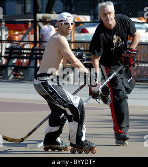 Oscar-Preisträger Tim Robbins in schwarz "Pogues" Tshirt, spielt fangen Sie Hockey auf The William F. Passannante BallField in Soho neue Stockfoto