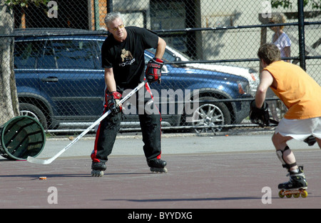 Oscar-Preisträger Tim Robbins in schwarz "Pogues" Tshirt, spielt fangen Sie Hockey auf The William F. Passannante BallField in Soho neue Stockfoto