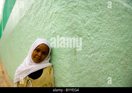 ein Mädchen mit grünen Wand, Harar, Äthiopien Stockfoto