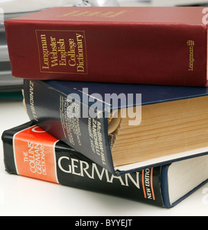 Ein Haufen von Wörterbüchern auf einem Schreibtisch Stockfoto