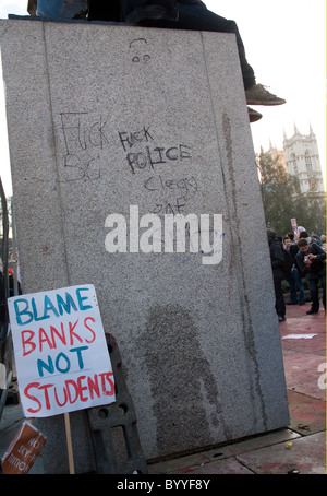 Graffiti auf dem Sockel der Churchills Statue, während die Schüler protestieren gegen Studiengebühren Stockfoto