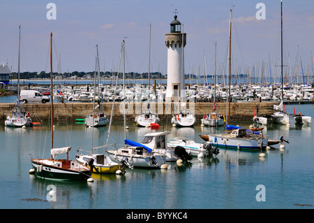 Port Haliguen mit dem Leuchtturm in Quiberon im Département Morbihan in der Bretagne im Nordwesten Frankreichs Stockfoto