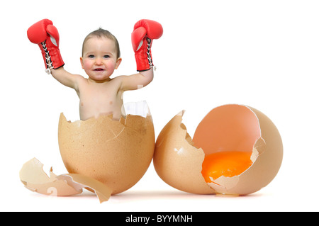 Schöne Baby mit Boxhandschuhen brechen das Ei Stockfoto