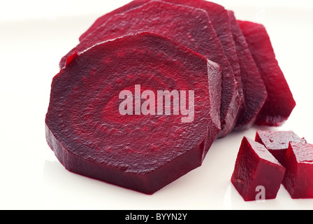 Rote Beete Scheiben als Closeup auf weißem Hintergrund Stockfoto