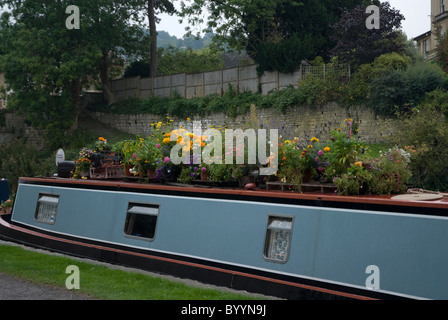 Schmale Boote mit Gärten an Bord auf dem Kennet und Avon Kanal Bath Spa Somerset UK Stockfoto