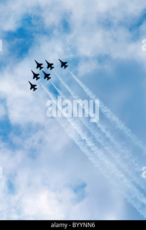 Kampfjets in Delta-Formation verlassen Kondensstreifen Stockfoto