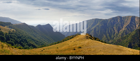 Kleine Hütte im majestätischen Balkan-Gebirge Stockfoto