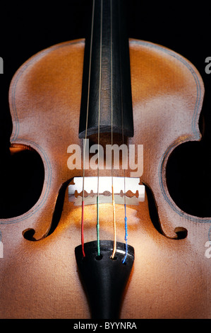 Violine mit einem Rasiermesser an der Stelle der Brücke, vertikale hautnah Stockfoto