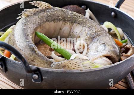 Fischsuppe mit Forellen und Gemüse als Closeup in einer Pfanne Stockfoto