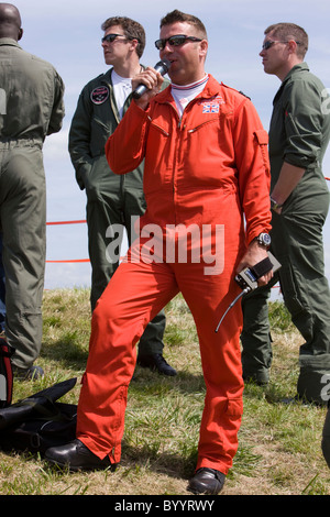 Rot 10, Squadron Leader Graeme Bagnall, Kommentierung auf der Red Arrows anzeigen in RAF Lyneham Stockfoto