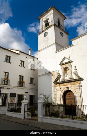 Gebäude und Kirchturm in typischen / traditionelle Straße / Straße Szene in Grazalema, weiße Dorf in Andalusien, Spanien Stockfoto