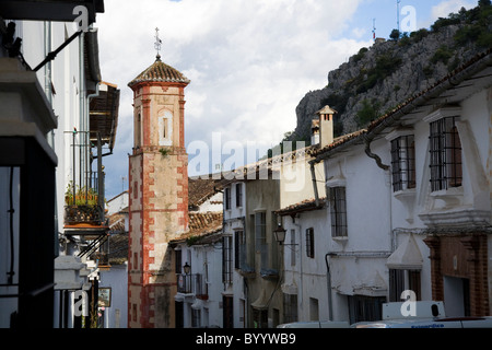 Gebäude und Kirchturm in typischen / traditionelle Straße / Straße Szene in Grazalema, weiße Dorf in Andalusien, Spanien Stockfoto