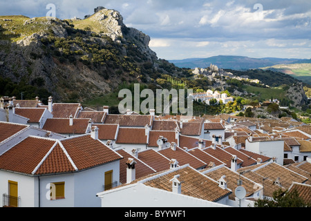 Mit Blick auf das Dach Top / Oberteile von Grazalema, das weiße Dorf im Nordosten der Provinz Cádiz, Andalusien, Spanien. Stockfoto