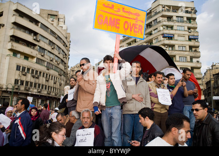 Ein junger Mann hält ein Schild inmitten einer Menschenmenge am Tahrir-Platz, der sagt, "Game Over", Kairo, Ägypten auf 31.Jan, 2011 Stockfoto