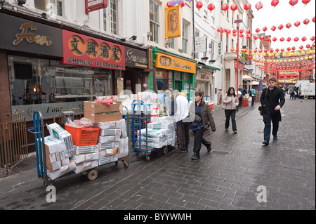 Vorbereitungen für Chinese New Year auf Gerrard Street, Chinatown, Soho. Stockfoto