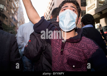 Ein junger Mann in einer Maske Rallyes die Masse während der Anti-Regierungs-Proteste in Kairo freitags"wütend", Jan. 28, 2011 Stockfoto