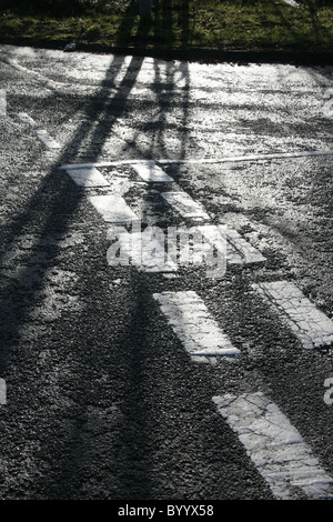 Straßenmarkierungen auf ländlichen Landstraße Stockfoto