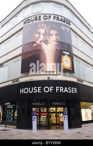 Außenseite des HOUSE OF FRASER Kaufhaus mit CHANEL No5 Plakatwand in Cardiff South Wales UK Stockfoto