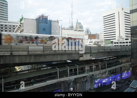 BTS Sky train über Sukhumvit Road in Bangkok Stockfoto