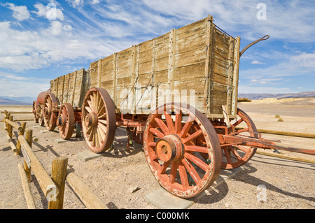 Twenty Mule Team Wagen bei der Harmony Borax Works, Furnace Creek, Death Valley Nationalpark, Kalifornien, USA Stockfoto