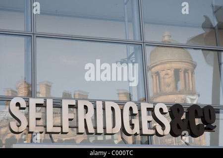 Reflexion von The Triangle Shopping-Komplex in der Glasfassade des Selfridges speichern, Exchange Square, Manchester. Stockfoto