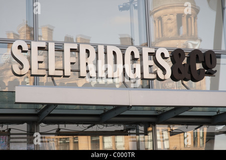 Reflexion von The Triangle Shopping-Komplex in der Glasfassade des Selfridges speichern, Exchange Square, Manchester. Stockfoto