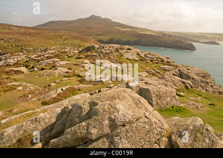 Auf der Pembrokeshire Coast Path in der Nähe von St Davids Head,, auf der Suche nach Südosten in Richtung Gipfel des Carn Henne und Carn Llidi Stockfoto
