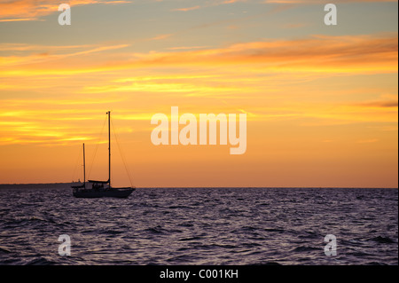 Sonnenuntergang mit Segelboot in der Ostsee, Sonnenuntergang, Insel Rügen, Deutschland Stockfoto