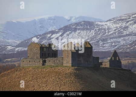 [Ruthven Kaserne] im Winter in der Nähe von Kingussie, Scotland, UK mit Schnee auf Monadhliath Mountains hinter Stockfoto